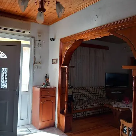 Quiet Furnished Millwork House. Dom wakacyjny Nea Zikhni