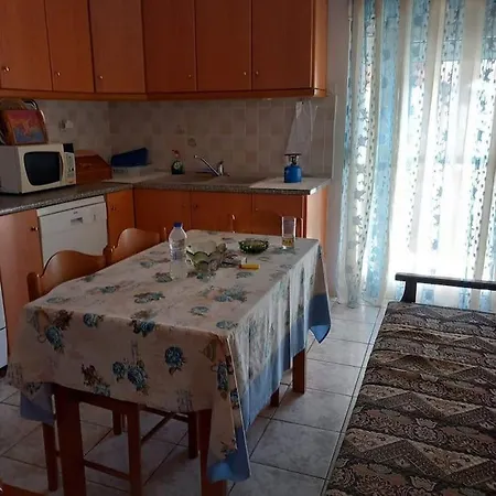 Quiet Furnished Millwork House. Dom wakacyjny Nea Zikhni