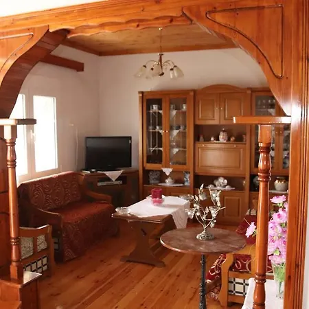 Quiet Furnished Millwork House. Dom wakacyjny