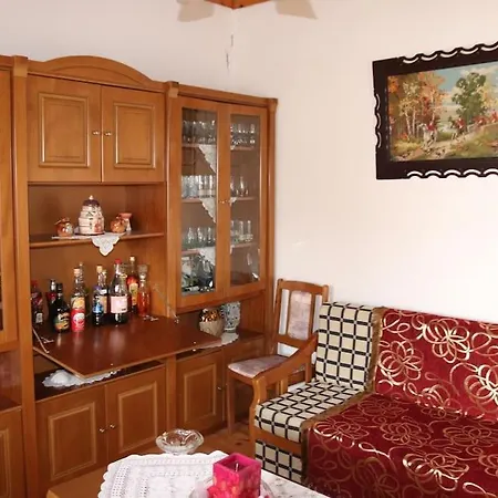 Quiet Furnished Millwork House. Ferienhaus *